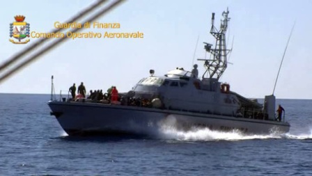 Ancora uno sbarco di migranti sulle coste calabresi Veliero intercettato al largo del Crotonese