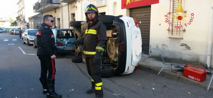 Catanzaro, in un incidente si ribalta un’ auto Sul posto i vigili del fuoco, carabinieri e polizia