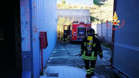 Incendio all’interno di alcuni capannoni in disuso Sul posto sono intervenuti i Carabinieri che hanno avviato le indagini per risalire alle cause del rogo