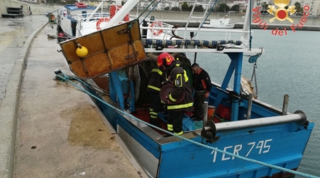 Peschereccio imbarca acqua, intervento Vigili del Fuoco Soccorso resosi necessario perché il mezzo navale rischiava di affondare