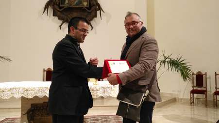Ennesimo riconoscimento per Graziano Tomarchio Premiato a Marina di San Lorenzo dal parroco Don Giovanni Zampaglione