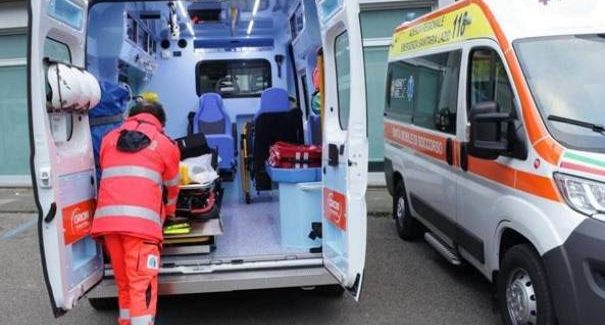 Tamponamento tra autocarro e minibus: sedici persone ferite Gli operatori del servizio di emergenza 118 hanno provveduto a prestare i primi soccorsi