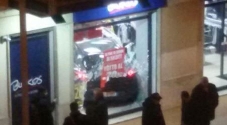 Vibo, auto sfonda vetrina negozio di abbigliamento Fortunatamente non ci sono stati feriti gravi