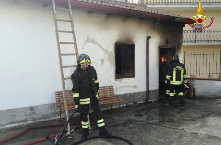 Incendio in abitazione a Chiaravalle Centrale, un morto Si tratta di un'anziana di 93 anni, trovata carbonizzata vicino al caminetto