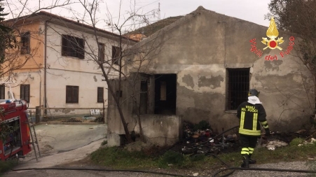 Incendio in appartamento, intervento dei Vigili del Fuoco Scongiurato il pericolo di propagazione delle fiamme alle abitazioni limitrofe