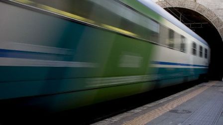 Investito da treno regionale, muore 52enne Sul caso indaga la Polizia ferroviaria 