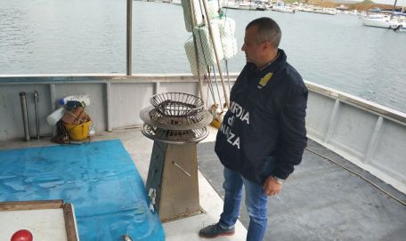 Peschereccio sequestrato per contrabbando di gasolio Denunciate 4 persone nel Crotonese