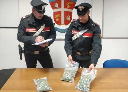 Gettano da finestrino mezzo kg droga per eludere controllo Arrestati a Corigliano dai carabinieri due coniugi insospettabili