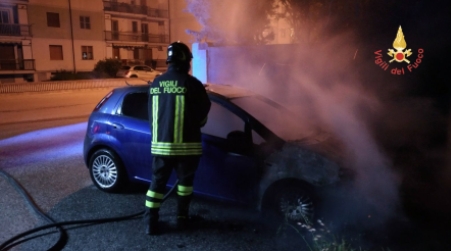 Incendio autovettura, in azione i Vigili del Fuoco Distrutta la parte anteriore di una Fiat Punto