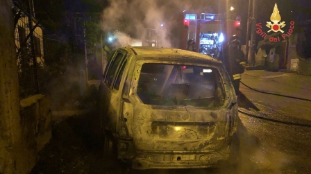 Incendio di un’autovettura, intervento dei Vigili del Fuoco Il veicolo è andato completamente distrutto