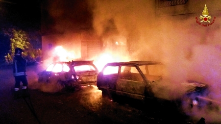 Incendio due auto, paura per propagarsi fiamme Intervento dei Vigili del Fuoco. Indagini in corso
