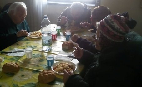 “Universo Minori” regala pasto caldo a mensa poveri L'Associazione ha organizzato anche tanto altro