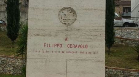 Danneggiata la stele in memoria di Filippo Ceravolo Il giovane vibonese è vittima innocente di mafia. La solidarietà del mondo calabrese