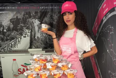 Al Giro d’Italia la frutta calabrese a km zero Seimila le confezioni che verranno distribuite nella tappa Pizzo Calabro – Praia a Mare 