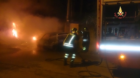 Cadavere all’interno di un’auto data alle fiamme Indagini dei Carabinieri. Il corpo è stato scoperto dai Vigili del Fuoco
