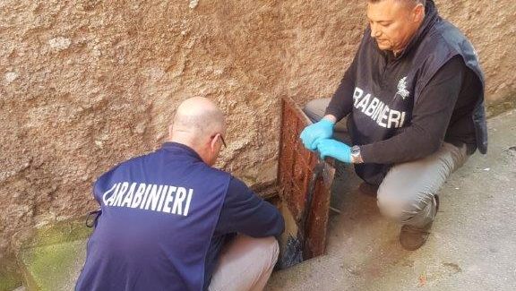 Tenta di disfarsi della cocaina nel water: arrestato Operazione dei Carabinieri