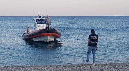 Recuperati i corpi dei due giovani dispersi in mare I ragazzi si erano tuffati in acqua per recuperare un pallone