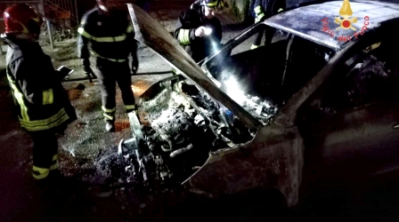 Lamezia Terme, auto in fiamme in pieno centro L'incendio ha coinvolto due veicoli danneggiando un portone