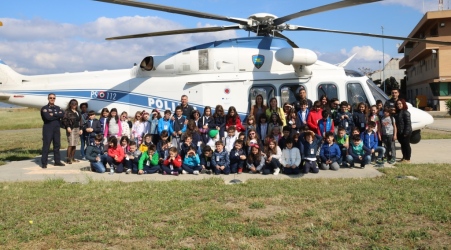 Reggio, festa per alunni della scuola “Montessori” Sono stati al comando dei velivoli della Polizia di Stato