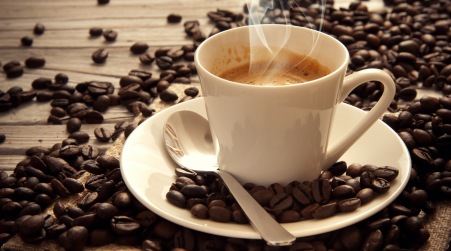 Il caffè migliora la prestazione al lavoro Secondo i ricercatori dell’Università statale dell'Ohio, la caffeina ci rende più soddisfatti e più produttivi in ufficio