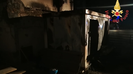 Incendio container in un cantiere, panico tra gli abitanti Intervento dei Vigili del Fuoco