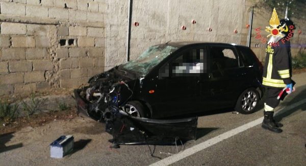 Incidente stradale a Catanzaro, morto un 21enne L'auto ha impattato violentemente contro un muro. Feriti gli altri 3 giovani che si trovavano a bordo