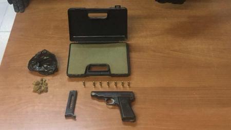 Reggio, arrestato un idraulico incensurato Trovato in possesso di una pistola semiautomatica con matricola punzonata e sette proiettili e 7 grammi di marijuana