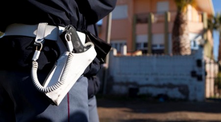 Tragedia in Calabria: poliziotto si suicida in caserma L'uomo si è sparato un colpo al cuore con la pistola d'ordinanza. Ignote le cause del gesto