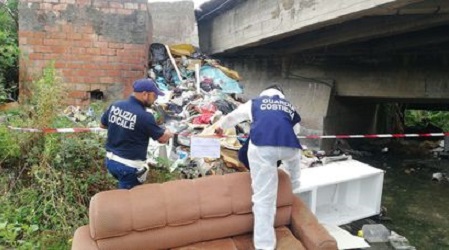 Sequestrata discarica abusiva di rifiuti nel territorio reggino Sigilli all'area in attesa delle operazioni di bonifica
