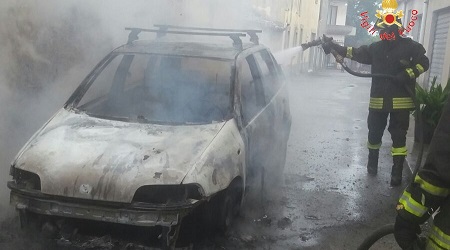 Auto in fiamme, anziano lascia vettura senza subire danni Intervento dei Vigili del Fuoco