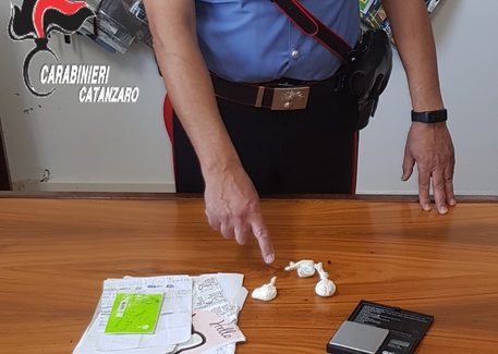 Cocaina sotto le tegole, arrestati coniugi Durante una perquisizione i carabinieri hanno trovato 25 grammi di sostanza stupefacente e un bilancino