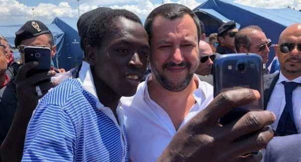 Salvini tra i neri e Aboubakar no Il “patto tra propagandisti” brucia la sinistra e San Ferdinando 