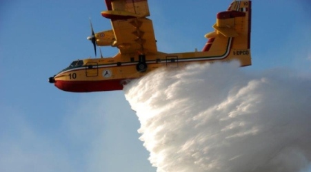 Vasto incendio macchia mediterranea: minacciate case Intervenuto un Canadair