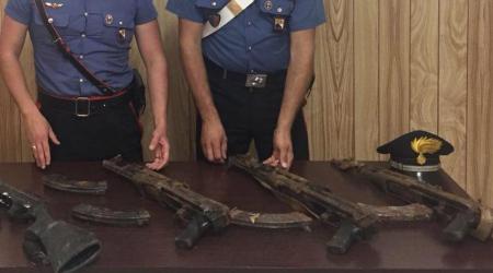 Detenzione armi clandestine, domiciliari a 50enne I Carabinieri hanno rinvenuto tre fucili d’assalto AK-47 "Kalasnikov" ed una carabina in un terreno