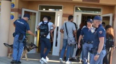 Controlli antidroga davanti le scuole di Catanzaro Sequestrata marijuana nel giardino di un istituto