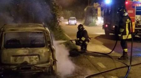 Incendiano l’auto del vicino: denunciate due donne Hanno agito nei confronti della vittima per risentimenti personali. Intervento di Vigili del Fuoco e Carabinieri per spegnere il rogo