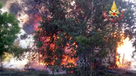 Vasto incendio a Catanzaro: intervento Vigili del Fuoco Le fiamme hanno raggiunto alcune attività commerciali. Distrutti alcuni capanni in legno adibiti a magazzini