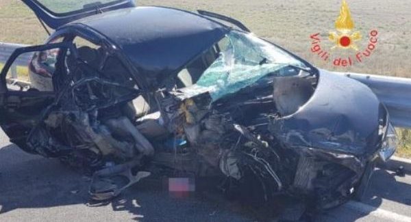 Incidente in Calabria, auto tampona un camion: ferite madre e figlia La ragazza è rimasta incastrata nelle lamiere dei veicolo. In stato di shock l'altra donna, illeso l'autista del mezzo pesante