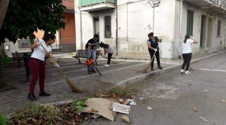Taurianova, cittadini stanchi per “l’indecoro” urbano Alcuni "volontari" puliscono Piazza Monteleone