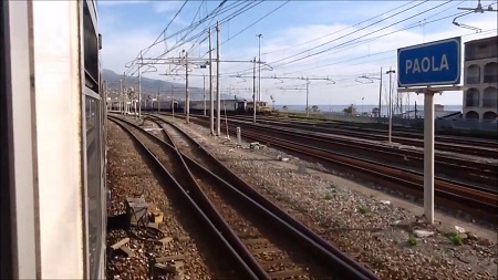 Calabria, treno fuori dai binari: fortunatamente nessun ferito Grazie al tempestivo intervento del macchinista di turno è stato scongiurato il peggio