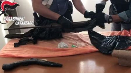 Nascondeva fucili, munizioni e bomba artigianale: arrestato L'uomo è stato scoperto dai Carabinieri
