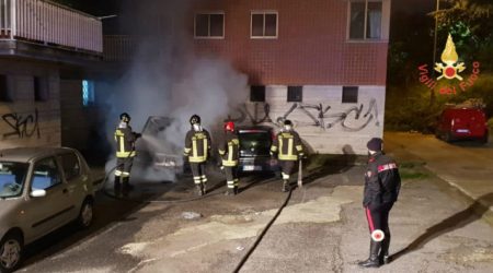 Incendio distrugge autovettura, indagini dei Carabinieri Danni anche ad un veicolo parcheggiato nelle immediate vicinanze