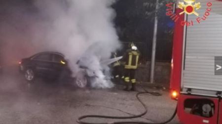 Auto in fiamme, incendio sedato dai Vigili del fuoco Avviate le indagini per risalire alla causa del rogo