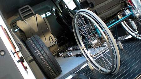 Deve pagare trasporto figlio disabile, s’incatena al Comune Protesta contro l'approvazione di una delibera comunale che tariffa il servizio per i portatori di handicap
