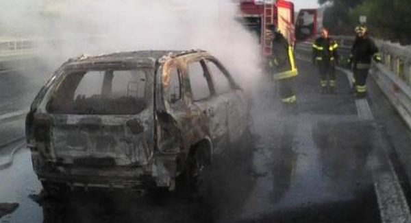 Autostrada A2: auto in fiamme tra Rosarno e Mileto Illesi il conducente e gli occupanti dei veicolo. La macchina è andata completamente distrutta