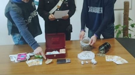Cocaina in cucina, soldi trovati nella culla di un bimbo I Carabinieri hanno tratto in arresto due persone