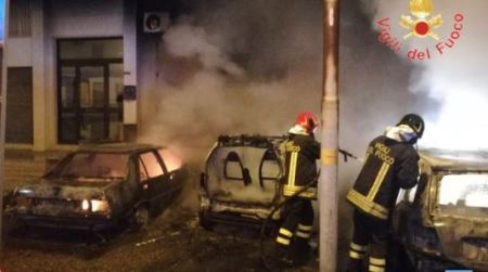 Calabria, in fiamme quattro automobili nella notte Accertamenti in corso circa sull'origine dell'incendio