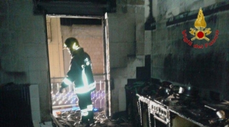 Incendio in casa, anziana si salva rifugiandosi sul balcone La donna è stata soccorsa dai Vigili del Fuoco dopo il rogo