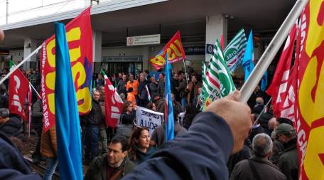 Continua mobilitazione ex Lpu e Lsu, bloccati binari Villa Sindacati: "La protesta non si ferma perché il Governo si è dimenticato della Calabria"