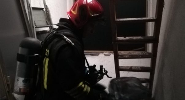 In fiamme ripostiglio abitazione, nessuna persona ferita L'intervento dei Vigili del Fuoco ha evitato che l'incendio si propagasse anche agli altri ambienti dell'appartamento